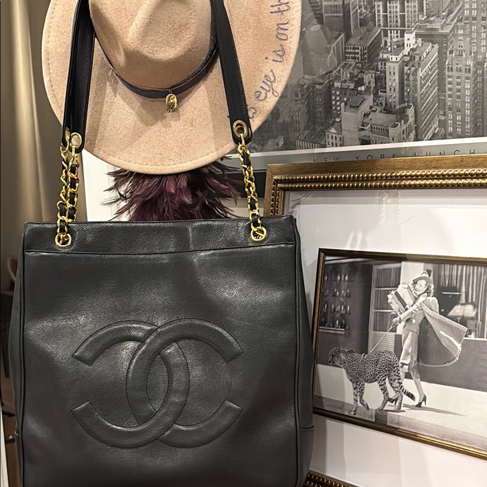 Chanel Black Caviar Shoulder Bag with Gold Hardware - Picture 4 of 16